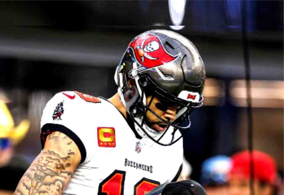 Mike Evans Suffers Broken Collarbone in Loss to Lions
