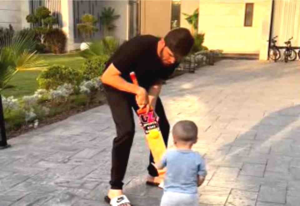 Shaheen-Afridis-Cute-Cricket-Moment-with-Son-Goes-Viral